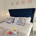 Bensons Gem - Cyanacottages 펜션 휫비